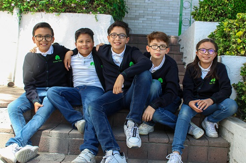 Colegio con alto nivel académico y tecnología educativa